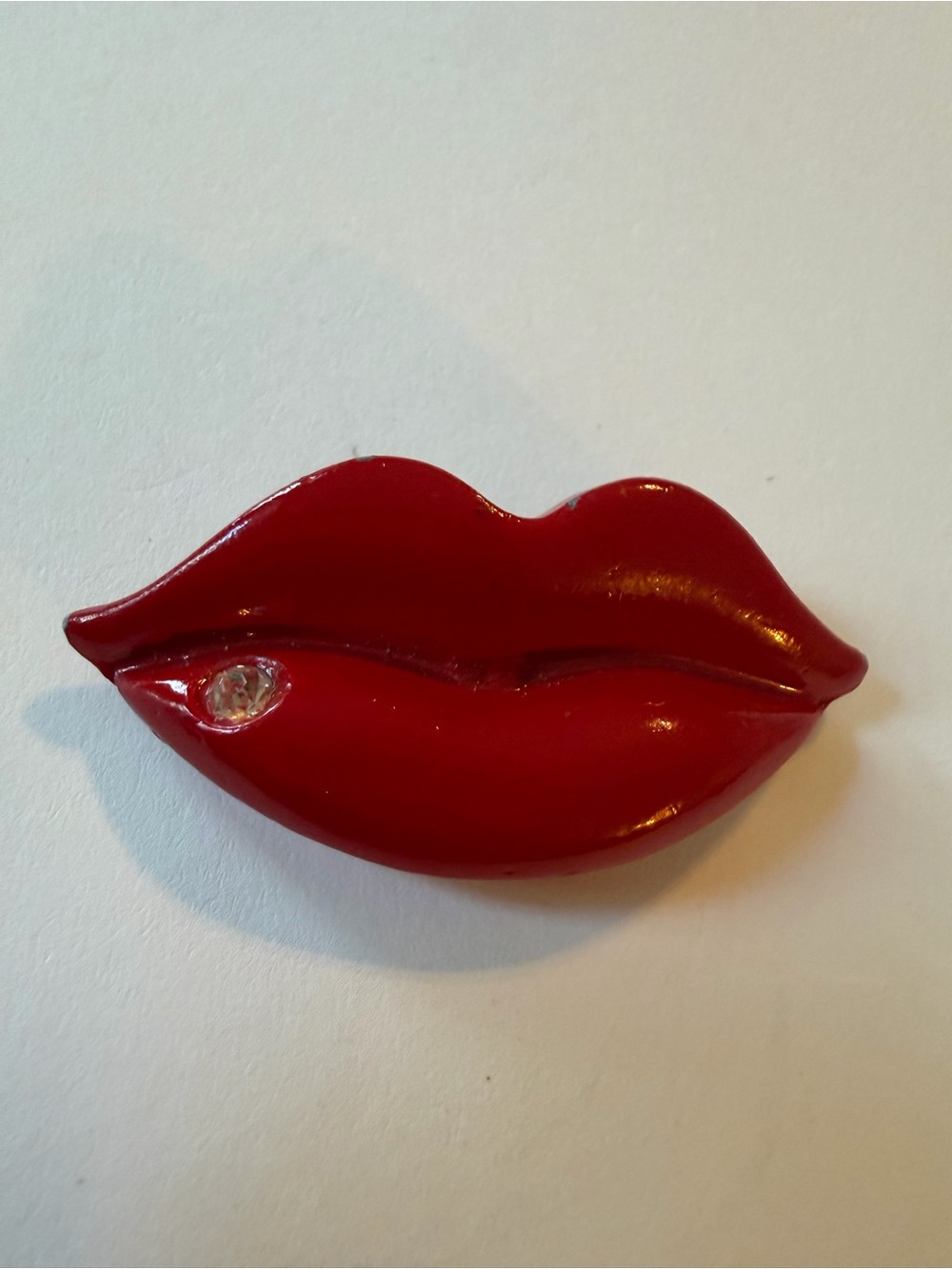 Vintage Red Enamel Lips Brooch Pin Marilyn Beauty Mark Rhinestone Pop Art Camp